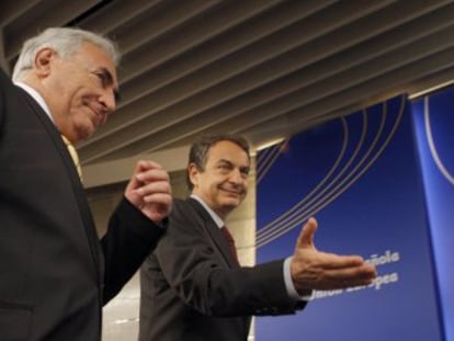 El expresidente del Gobierno, Jos&eacute; Luis Rodr&iacute;guez Zapatero, con el director gerente del FMI, Dominique Strauss-Kahn, en 2010 en La Moncloa