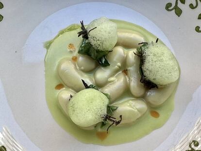 Fabes al pilpil con espinacas y trufas. J.C. CAPEL