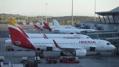Una imagen de aviones de Iberia e Iberia Express en el aeropuerto Adolfo Suarez Madrid-Barajas, en 2022.