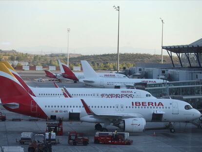 Una imagen de aviones de Iberia e Iberia Express en el aeropuerto Adolfo Suarez Madrid-Barajas, en 2022.