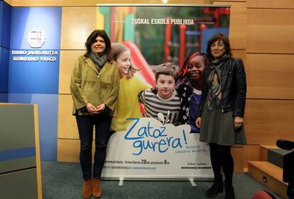 Cristina Uriarte (derecha) y Maite Alonso, consejera y viceconsejera de Educación, este lunes en Bilbao.