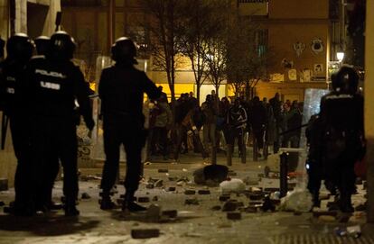 Los manifestantes se enfrentan a la policía durante una protesta.