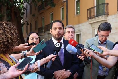 El secretario general de Vox, Ignacio Garriga, atiende a los medios en Les Corts, este martes.