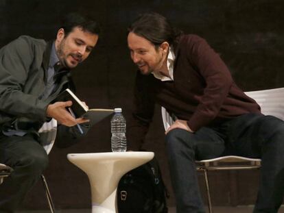 Pablo Iglesias y Alberto Garz&oacute;n al inicio de un debate. 