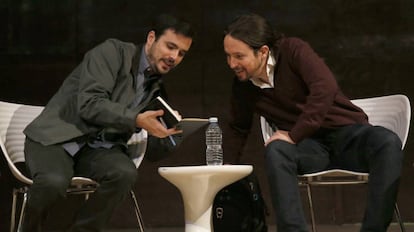 Pablo Iglesias y Alberto Garzón al inicio de un debate.