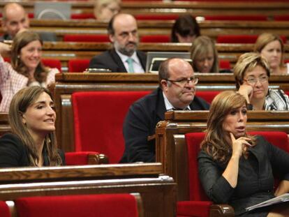 La parlamentaria del PSC Rocio Martínez Sampere (i) y la líder del PPC, Alicía Sánchez Sánchez Camacho (d), durante el pleno del Parlament.