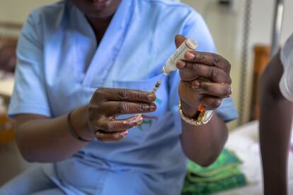 Una enfermera prepara una inyección de insulina en el Hospital Pikine de Dakar. La mayoría de la población senegalesa adolece de los recursos necesarios para conseguir estos dos elementos básicos que hacen de la enfermedad algo crónico, pero no mortal.