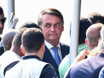 Bolsonaro cumprimenta seus apoiadores ao deixar o Palácio da Alvorada em Brasília em 10 de setembro de 2021.