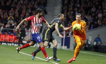 El portero de la Juventus Wojciech Szczęsny atrapa el balón tras una ocasión del Atlético de Madrid.