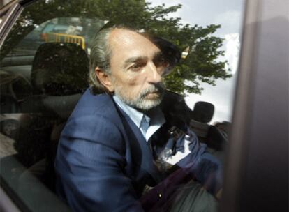 Francisco Correa, en el coche en el que acudió a declarar al Tribunal Superior de Madrid en abril.