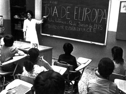 Una maestra de enseñanza primaria imparte una clase sobre la entrada de España en la entonces Comunidad Económica Europea (CEE) en 1985.