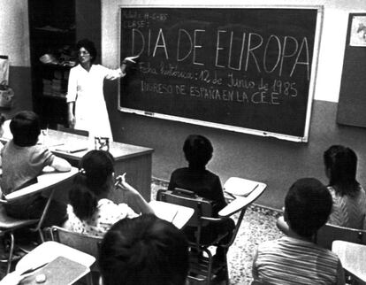 Una maestra de enseñanza primaria imparte una clase sobre la entrada de España en la entonces Comunidad Económica Europea (CEE) en 1985.