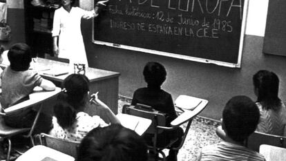 Una maestra de enseñanza primaria imparte una clase sobre la entrada de España en la entonces Comunidad Económica Europea (CEE) en 1985.