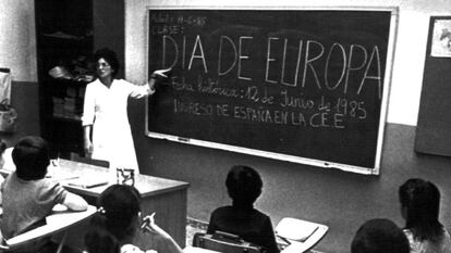 Una maestra de enseñanza primaria imparte una clase sobre la entrada de España en la entonces Comunidad Económica Europea (CEE) en 1985.