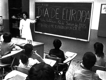 Una maestra de enseñanza primaria imparte una clase sobre la entrada de España en la entonces Comunidad Económica Europea (CEE) en 1985.