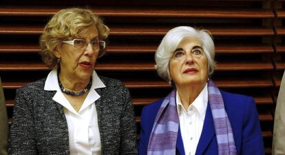 La alcaldesa Manuela Carmena (izquierda) y Francisca Sauquillo.