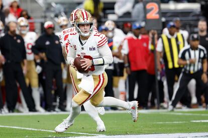 Brock Purdy, en acción durante la primera mitad del Super Bowl. 