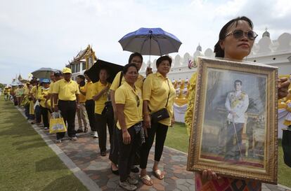 Pese al despiadado calor, miles de personas del país, de mayoría budista, se echaban a las calles este sábado en Bangkok para festejar la primera coronación en casi setenta años.