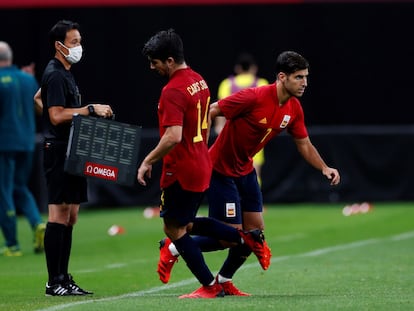 Asensio releva a Carlos Soler durante el partido contra Australia en Sapporo.