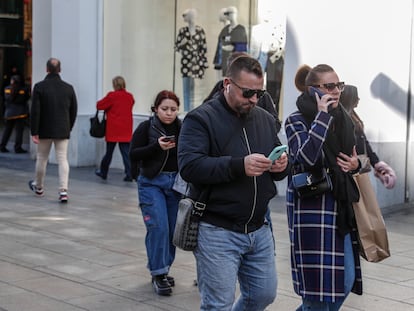 Usuarios de telefonía móvil en la Gran Vía de Madrid.