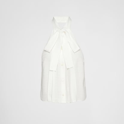 Miuccia Prada reinterpreta este clásico para su firma homónima rematándolo con una lazada de lo más romántica. 1.200 €