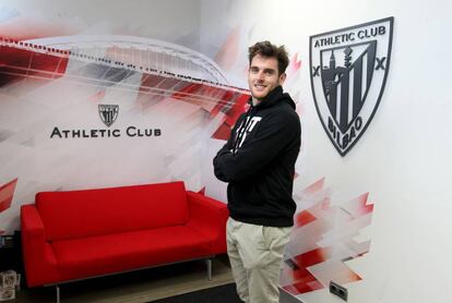 Ibai Gómez posa junto al escudo del Athletic.
