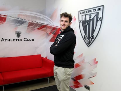 Ibai Gómez posa junto al escudo del Athletic.