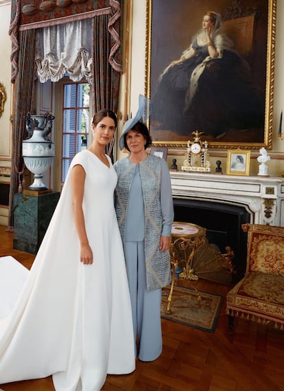 Sofía Palazuelo posa junto a su madre, Sofía Barroso, en el Palacio de Liria, en el día de su boda.