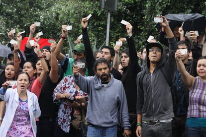 Protesta ante el Instituto Federal Electoral al agotarse las papeletas en una casilla.