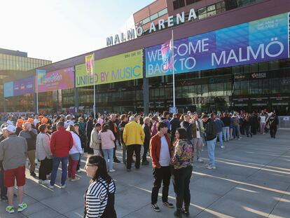 Fans de Eurovisión a las puertas del Malmö Arena, el recinto donde se celebró la pasada edición del festival, el 7 de mayo.