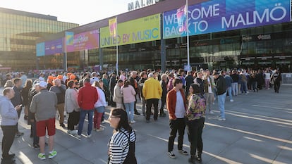 Fans de Eurovisión a las puertas del Malmö Arena, el recinto donde se celebró la pasada edición del festival, el 7 de mayo.