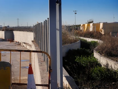 Obras y material  acumulado en El Prat de las obras de Adif, en una imagen de archivo.