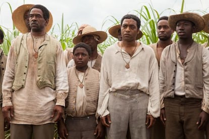 Chiwetel Ejiofor, en el centro, en '12 años de esclavitud'.