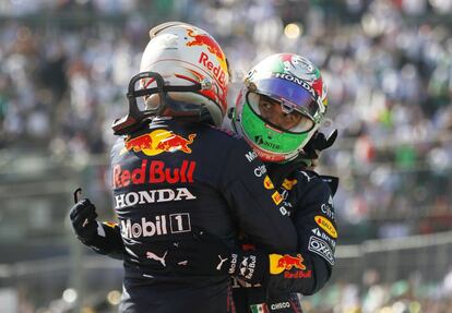 Max Verstappen y Sergio Pérez celebraron el primer y tercer lugar para su escudería. 