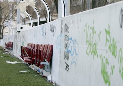 Entre las quejas que planteó IU se encontraba el estado del campo de fútbol, que presenta "una imagen desoladora". El césped artificial está arrancado y los asientos, la mayoría destrozados, son inservibles. Las pintadas y los escombros se repiten en todas las instantáneas.