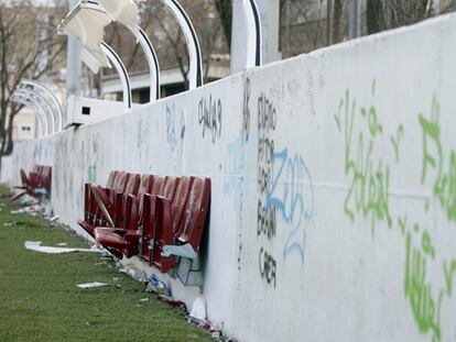 Entre las quejas que planteó IU se encontraba el estado del campo de fútbol, que presenta "una imagen desoladora". El césped artificial está arrancado y los asientos, la mayoría destrozados, son inservibles. Las pintadas y los escombros se repiten en todas las instantáneas.