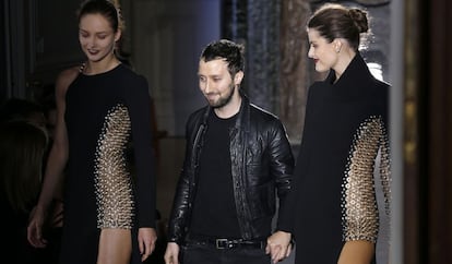 Anthony Vaccarello, tras un desfile de Versus. 