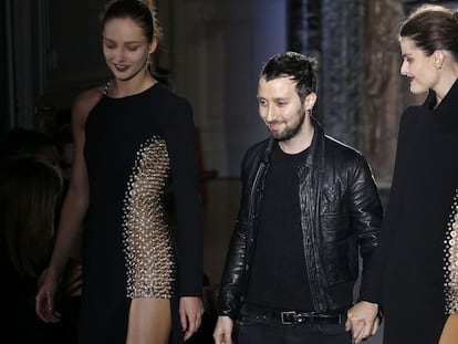 Anthony Vaccarello, tras un desfile de Versus. 