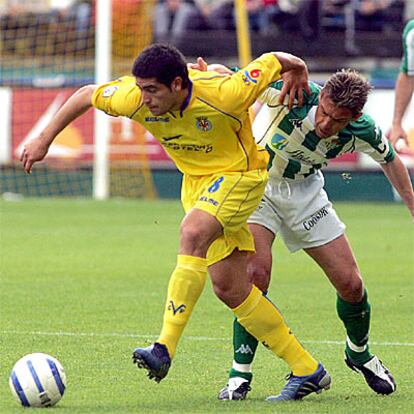 El centrocampista argentino del Villarreal, Juan Romn Riquelme, dribla al jugador de medio campo del Betis, Juan Jos Ca?as.