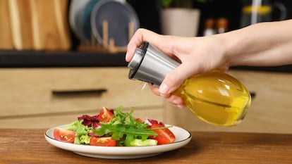 Es muy útil para aliñar la ensalada ya que evita malgastar tanta cantidad de aceite. GETTY IMAGES.