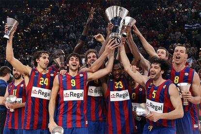 Los jugadores del Barça posan copn el trofeo que les acredita como campeones de la Euroliga.