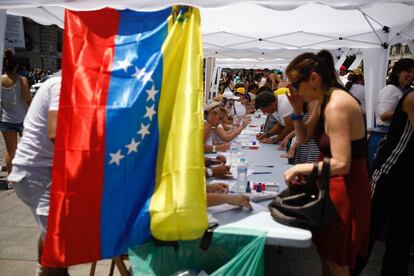 Venezolanos opositores votan en Madrid.