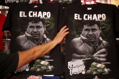 Punto de venta callejero con artículos del Chapo