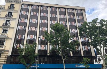 El PP cambió este sábado los carteles de su fachada. Ahora aparecen las fotografías de todos sus barones junto al lema