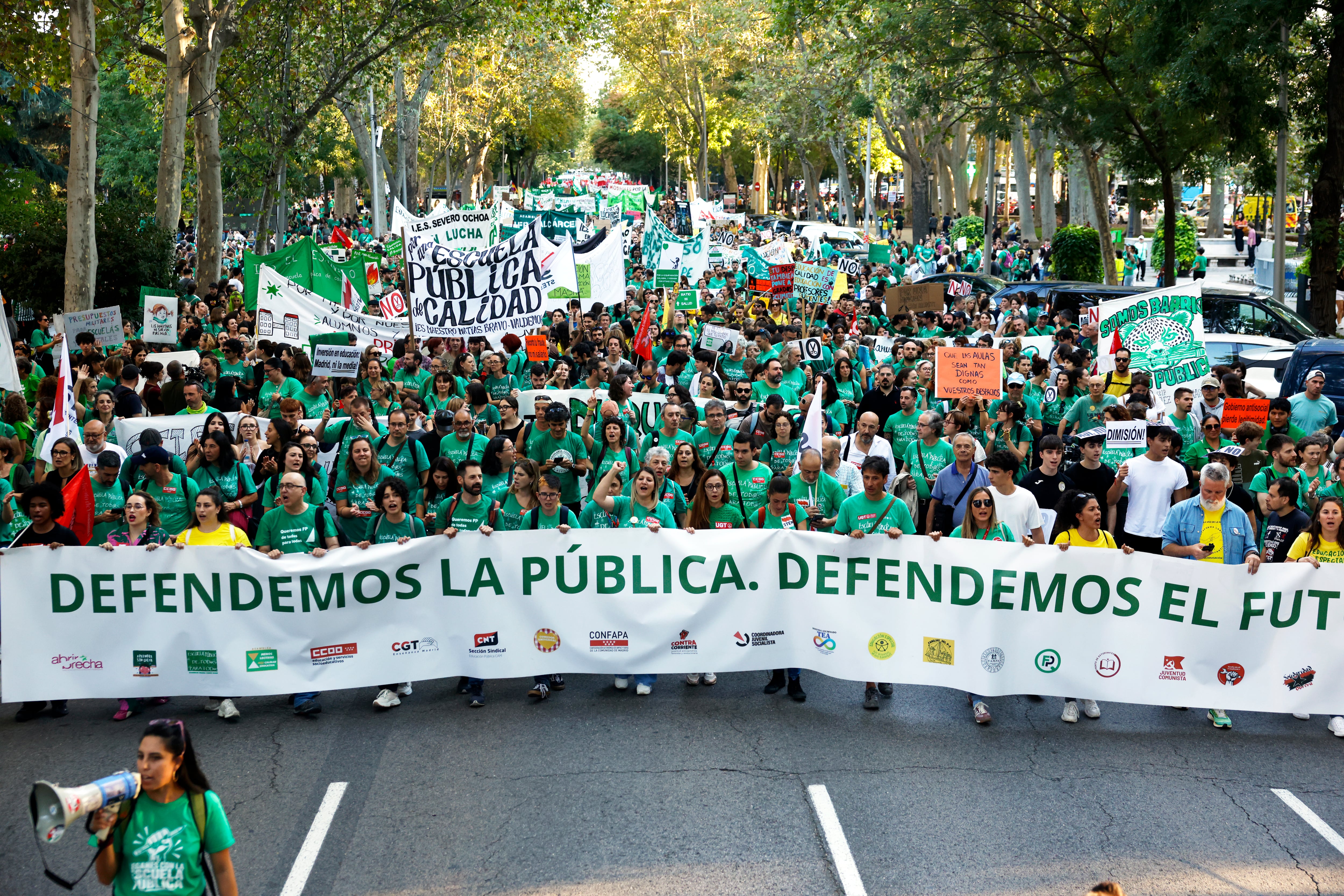 Los profesores en huelga pintan de verde el centro de Madrid: “Los gobiernos están abandonando la educación pública”