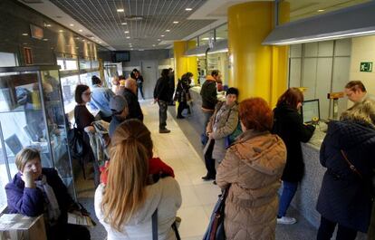 Una oficina de Correos de Madrid este jueves, mientras los ciudadanos esperan para solicitar el voto a distancia.