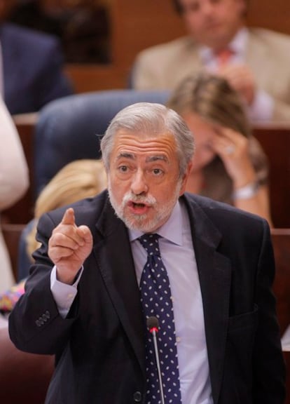 El consejero de Economía y Hacienda, Antonio Beteta, durante su intervención ayer en el pleno de la Asamblea de Madrid.