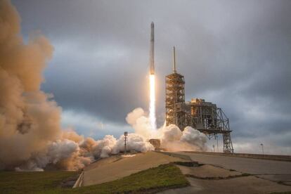 El cohete de la empresa privada Space X Falcon 9 despega en el Centro Espacial Kennedy, de la NASA, en Florida (Estados Unidos).