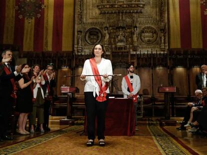 Ada Colau tras ser reelegida como alcaldesa de Barcelona con el apoyo de PSC y Manuel Valls.