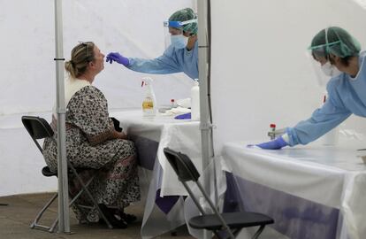 Personal sanitario realiza pruebas PCR para detección del coronavirus en Ordizia (Gipuzkoa), después de que se haya producido un brote en el municipio.